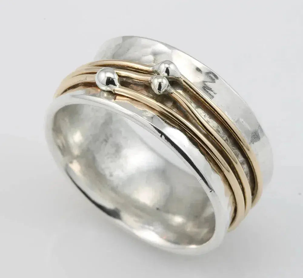 Clásico – Anillo Vintage Dorado con Capas en Plateado