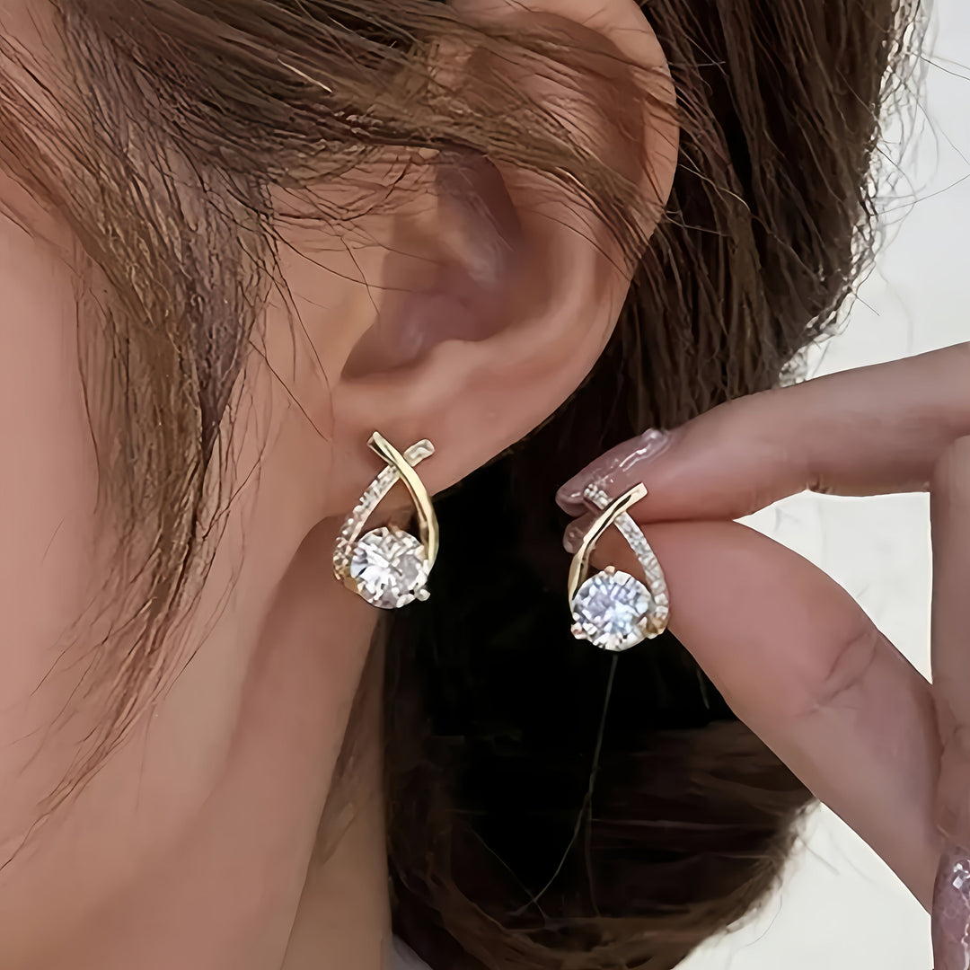 O&O – Pendientes Dorados con Cruz y Circonita