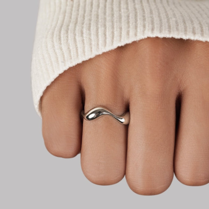 Waves – Anillo minimalista inspirado en el mar