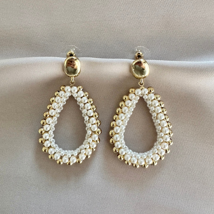 Maecy – Pendientes largos dorados con perla